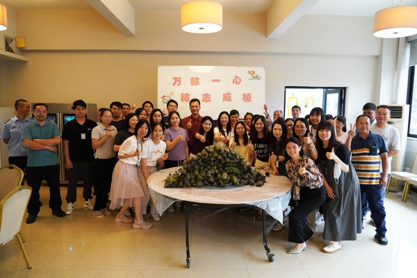 Hoạt động gói bánh chưng trong Lễ hội Thuyền Rồng đã được tổ chức thành công